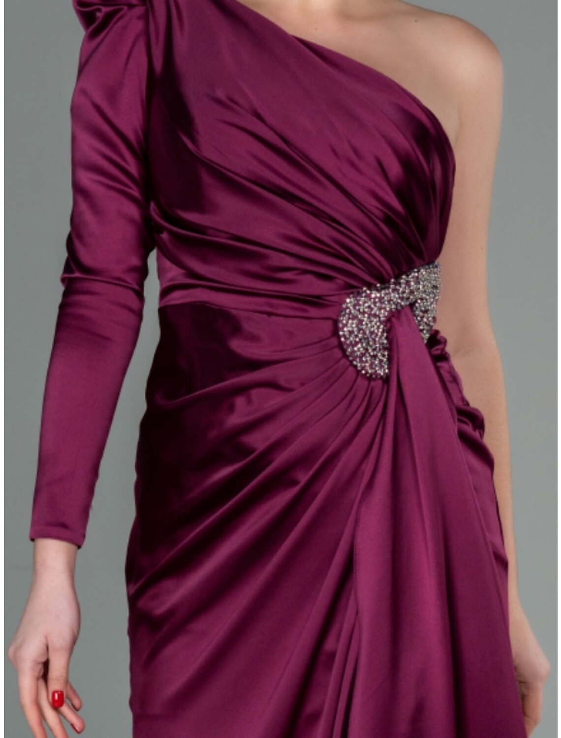 Abito da sera a trapezio, elegante, formale, autunnale, con strascico a ruota, manica lunga, monospalla, in raso con spacco in paillettes arricciate 2025